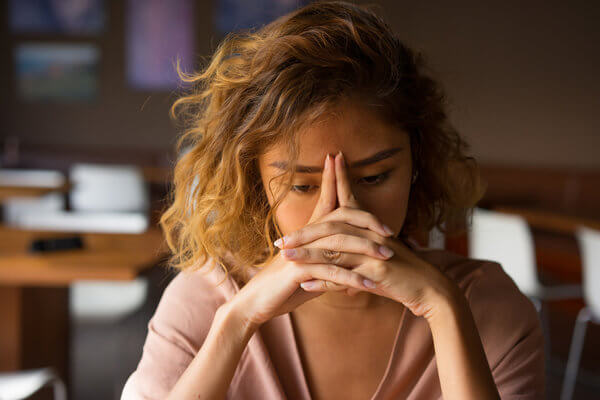 Frau mit Depressionen Folsäure und Depressionen